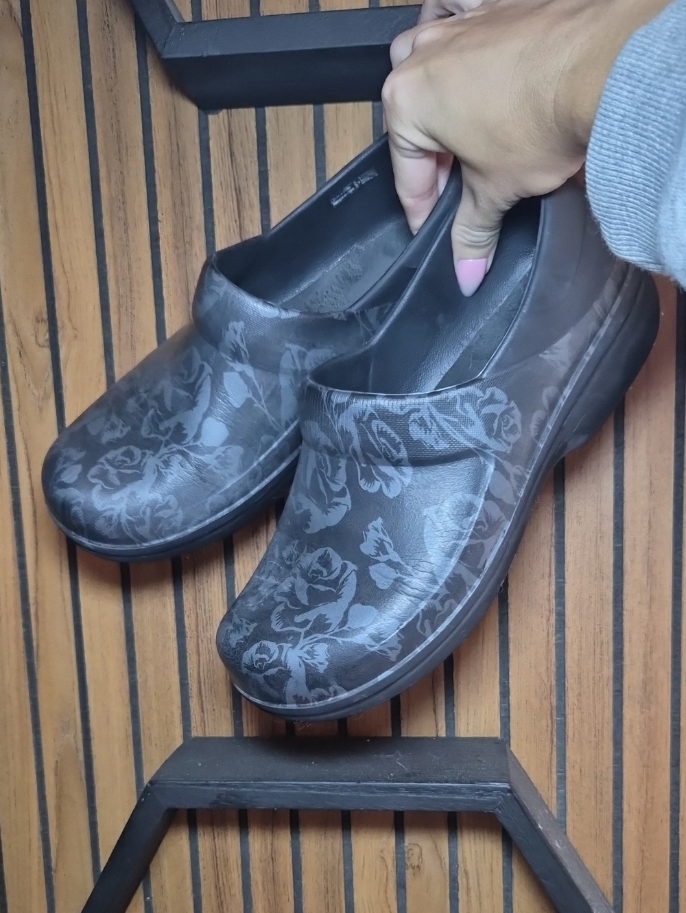 CROCS Crocs Neria Pro II Black Floral Slip-On Clogs Size W8